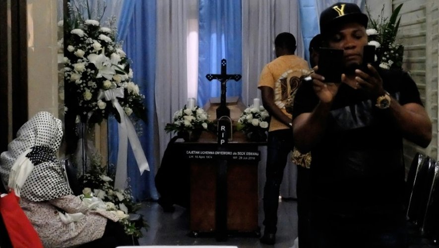 Des proches de Sech Osmane, un Nigérian condamné à mort pour trafic de drogue, se recueillent devant son cercueil à Jakarta, le 29 juillet 2016, peu après son exécution