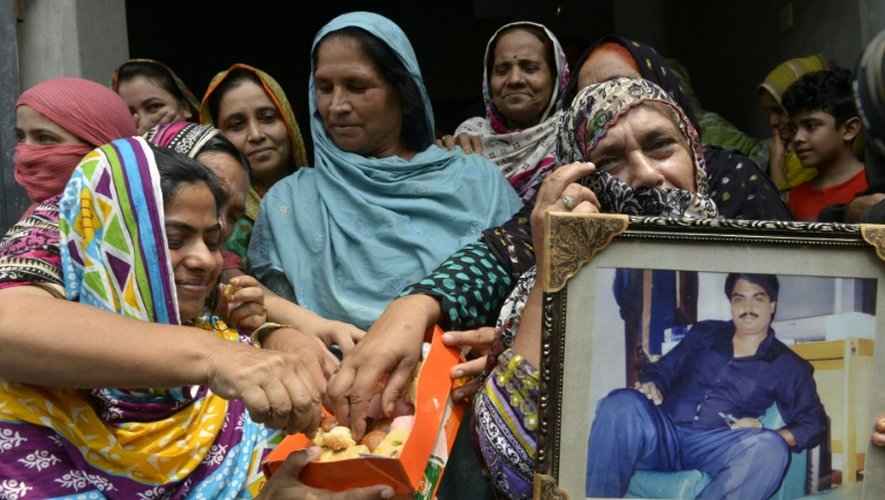 Réunis à Lahore le 29 juillet 2016, des proches du Pakistanais Zulfiqar Ali, condamné à mort en 2005 en Indonésie pour possession d'héroïne, se réjouissent en apprenant que son exécution a été suspendue