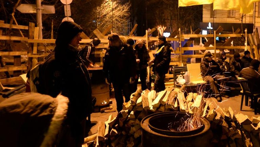 Plusieurs centaines de manifestants ukrainiens pro-européens restaient mobilisés lundi matin à Kiev malgré un froid vif et des chutes de neige