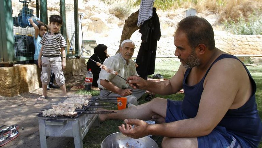 Le 20 septembre 2013, une famille de réfugiés syriens qui vivait dans le camp palestinien de Yarmouk, tente de survivre dans un parc de la capitale Damas