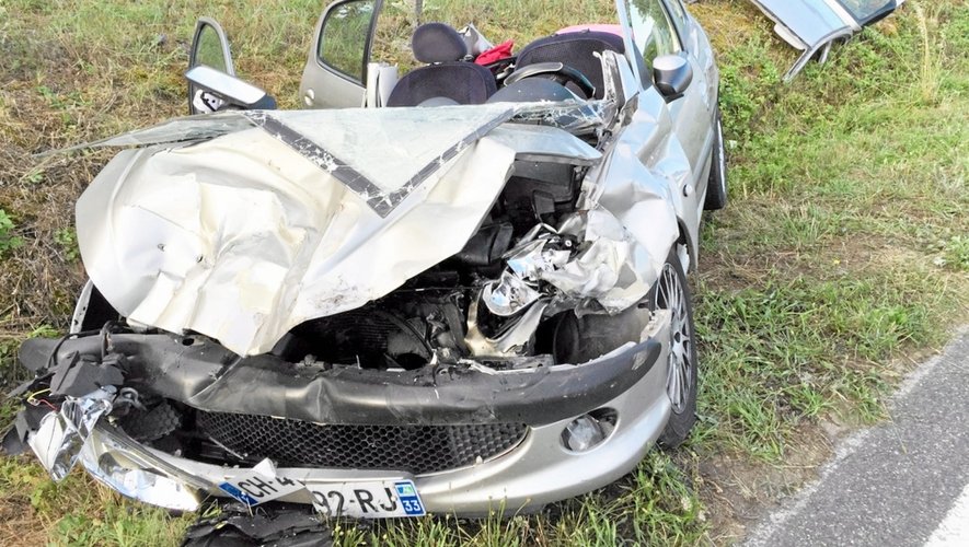 Saint-Rome-de-Cernon : collision entre une voiture et un tracteur