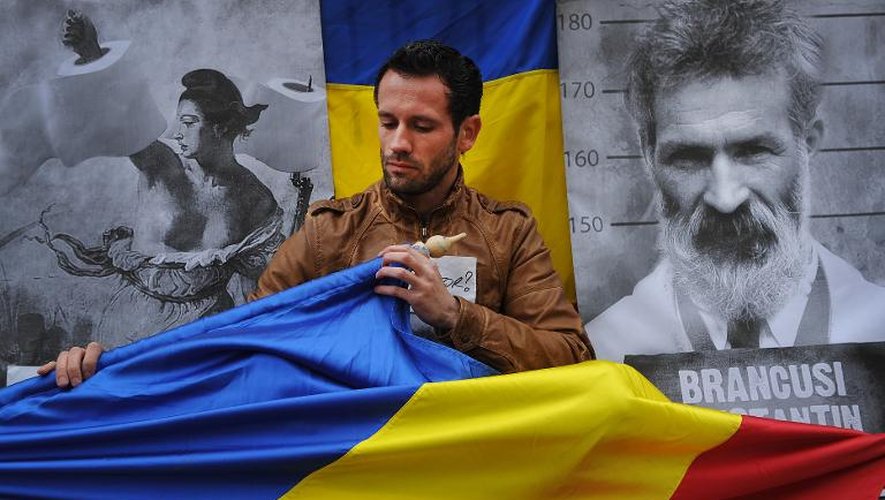 Un homme proteste devant l'ambassade de France à Bucarest au cours d'un rassemblement dénonçant une discrimination des autorités françaises à l'encontre des Roumains, le 13 octobre 2011