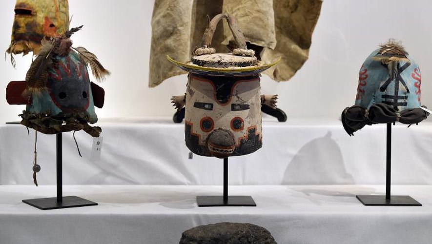 Des masques "Katsinam" de la tribu Hopi, qui doivent être vendus aux enchères le 9 décembre 2013, exposés à Paris le 29 novembre 2013