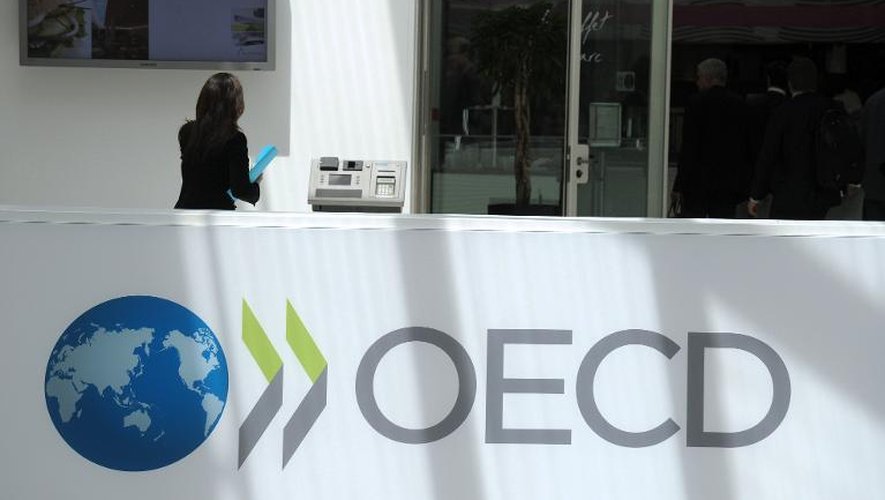Une personne au siège de l'OCDE, le 29 mai 2013 à Paris