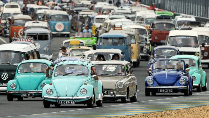 Un défilé de Volkswagens anciennes sur le circuit du Mans, le 26 juillet 2014