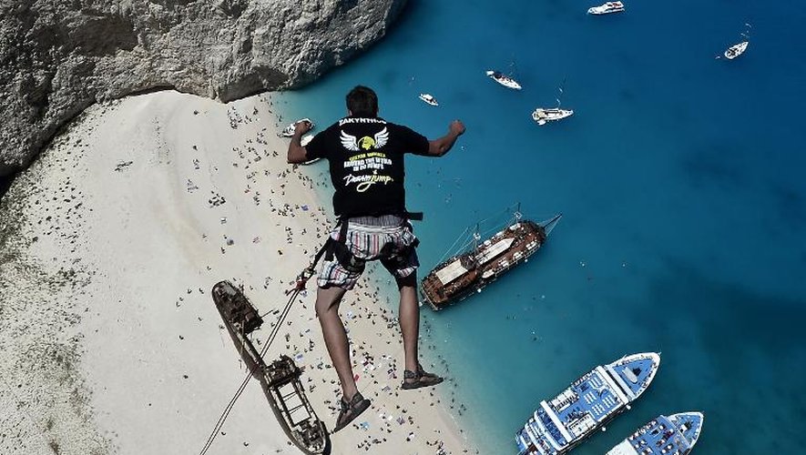 Lukas Michul lors de son "saut pendulaire" sur l'île de Zante en Grèce, le 23 juin 2014