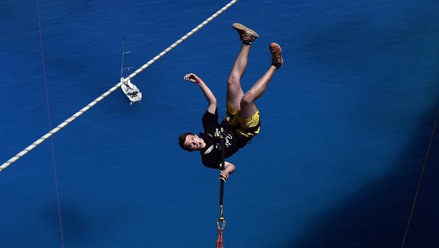 Michal Trzajna, photographié lors de son "saut pendulaire", le 23 juin sur l'île de Zante en Grèce
