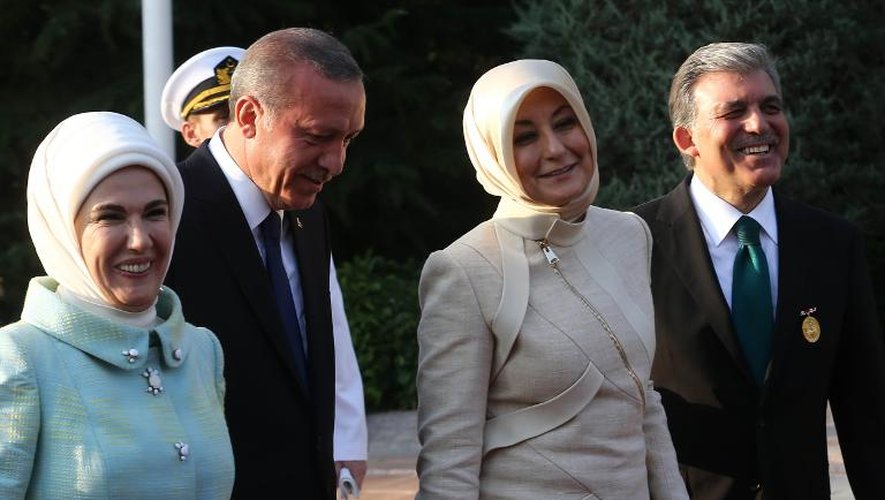 Cérémonie de passation de pouvoir entre l'ancien président (d) Abdullah Gul -accompagné de son épouse- et le nouveau Tayyip Erdogan (2eg) et son épouse Emine Erdogan, le 28 aout 2014 au palais présidentiel d'Ankara