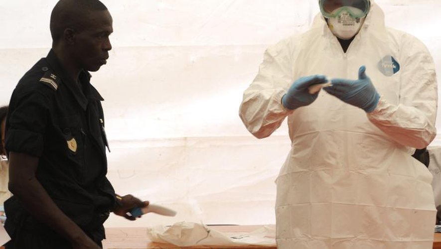 Les mesures de sécurité déployées à l'aéroport de Dakar contre l'épidémie d'Ebola, le 8 avril 2014