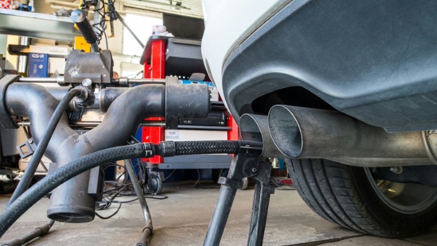 Contrôle des émissions de gaz sur une Golf TDI diesel dans un garage le 21 septembre 2015 à Francfort