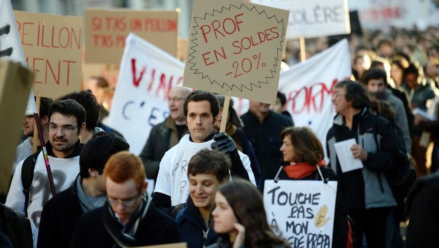 Des professeurs et étudiants de classes prépa manifestent contre le projet de réforme, à Paris le 9 décembre 2013