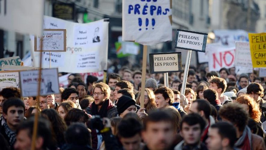 Des professeurs et étudiants de classes prépa manifestent contre le projet de réforme, à Paris le 9 décembre 2013