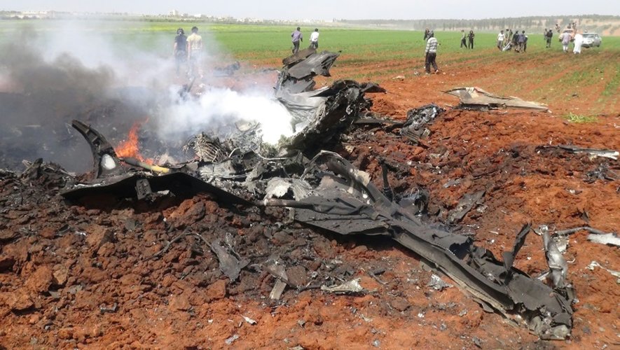 Les débris d'un avion des forces pro-régime qui aurait été abattu par le Front al-Nosra près d'Eis, dans le nord de la Syrie le 5 avril 2016
