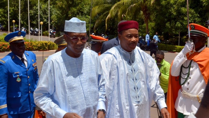 Les présidents tchadien Idriss Deby Itno et nigerian Issoufou Mahamadou, membres de la médiation de la CEDEAO,  le 21 septembre 2015 à Niamey