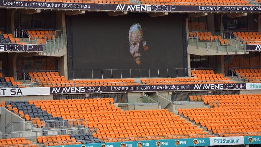 Le portrait géant de Mandela accroché le 9 décembre 2013 dans les tribunes du stade de Soccer City à Johannesburg