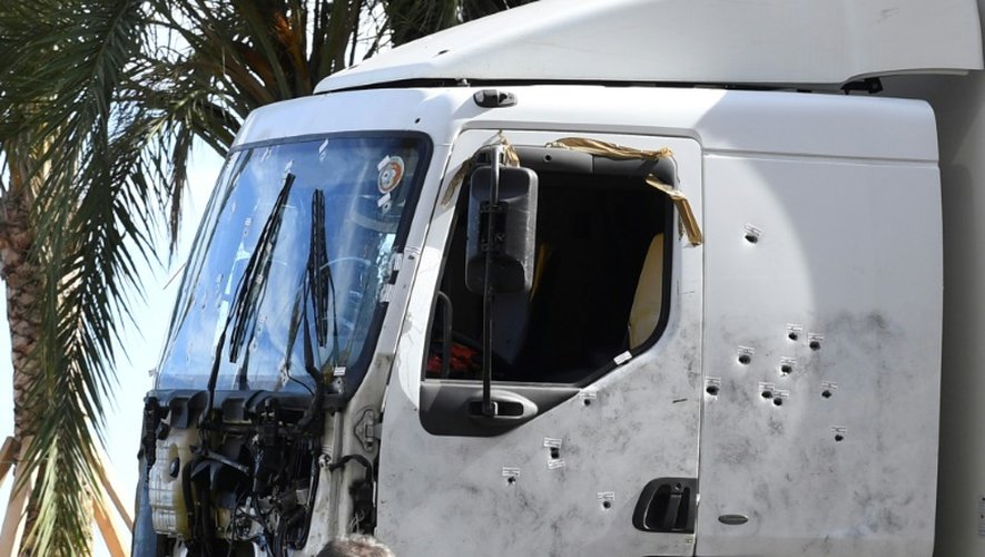 Le camion conduit par Mohamed Lahouaiej Bouhlel est inspecté par la police sur la Promenade des Anglais à Nice, le 15 juillet 2016, au lendemain matin de l'attentat qui a fait 84 morts