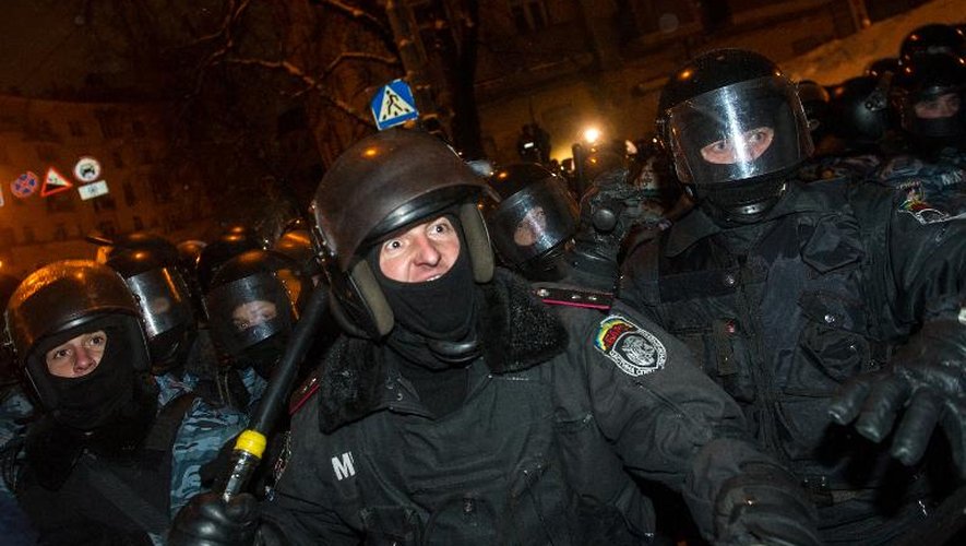 Les forces de l'ordre le 10 décembre 2013 devant le siège du gouvernement à Kiev