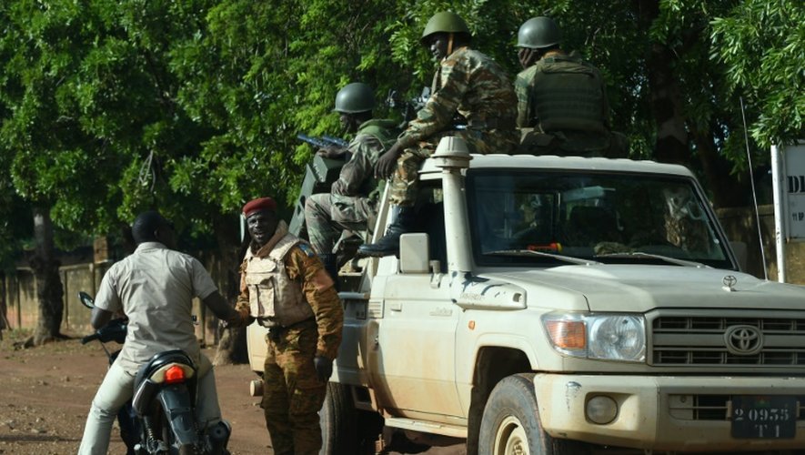 Des soldats burkinabés le 22 septembre 2015 dans un faubourg de Ouagadougou