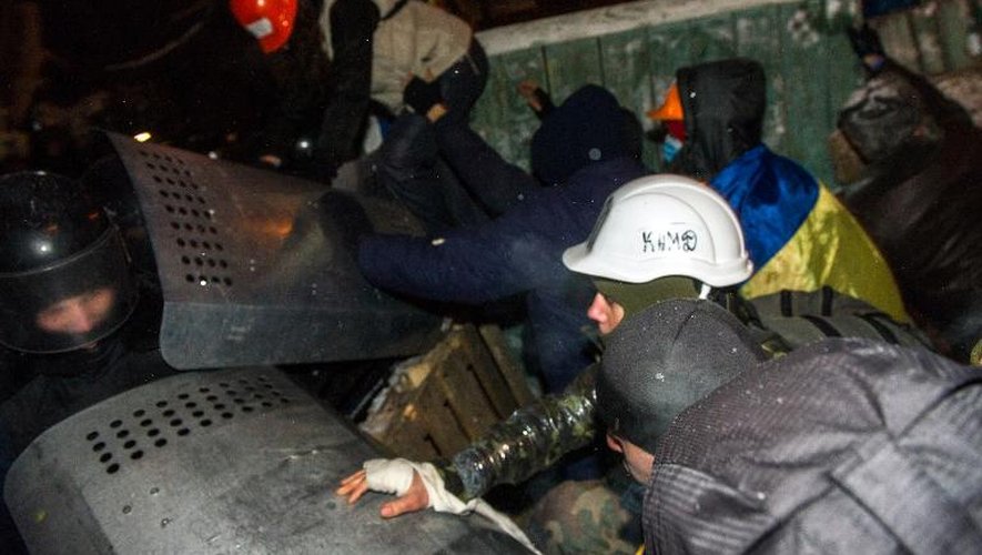 Des manifestants délogés par les forces de l'ordre le 10 décembre 2013 devant le siège du gouvernement à Kiev