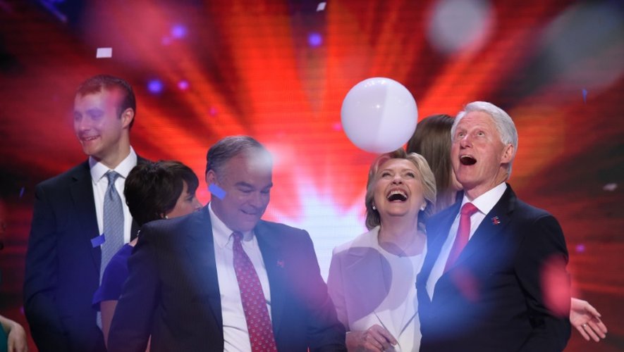 Le couple Clinton et Tim Kaine au terme de la convention démocrate à Philadelphie, le 28 juillet 2016