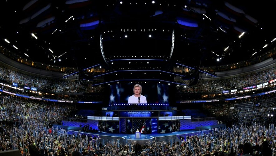 Hillary Clinton prononce son discours d'investiture au quatrième et dernier jour de la convention démocrate, au soir du 28 juillet 2016 à Philadelphie