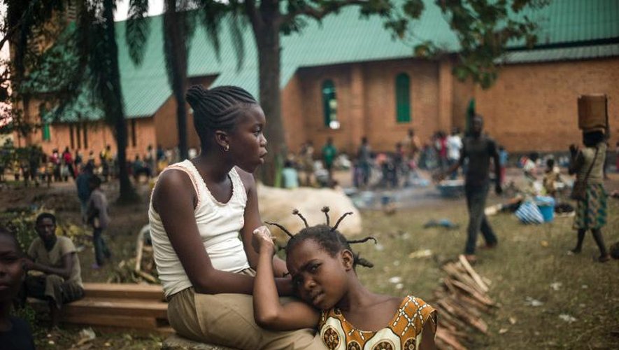 Des habitants se regroupent dans les jardins de l'archevêché à Bangui, le 8 décembre 2013, pour échapper à la violence
