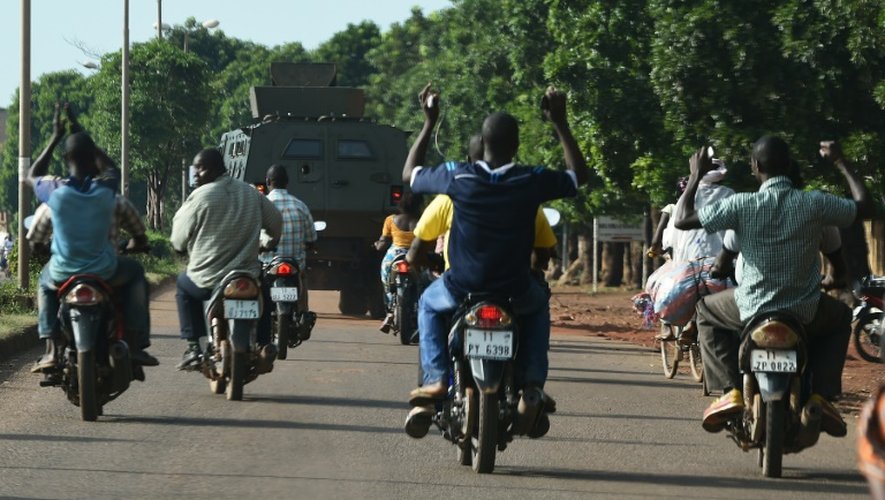 L'armée applaudie par des habitants le 22 septembre 2015 à Ougadougou