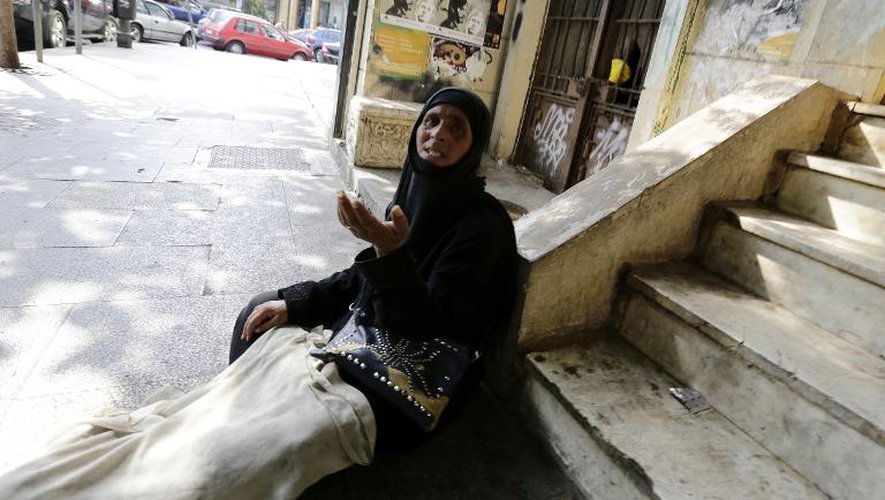 Une Syrienne mendie dans les rues de Beyrouth le 29 août 2014 après avoir fui son pays