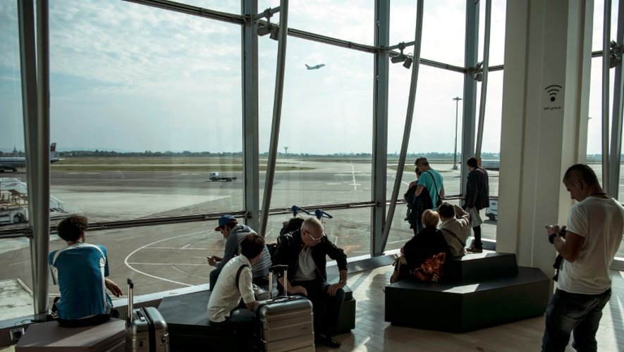 Des passagers dans la salle d'attente de l'aéroport Lyon Saint-Exupéry le 15 septembre 2014