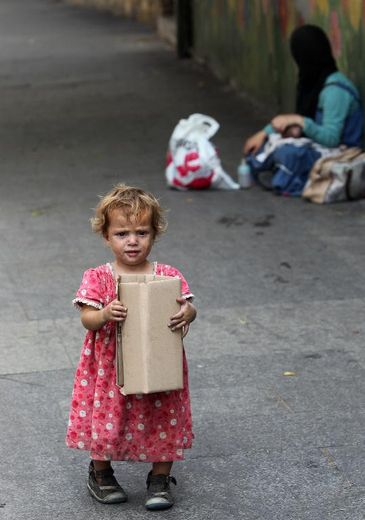 Une petite syrienne mendie dans les rues de Beyrouth, le 29 août 2014