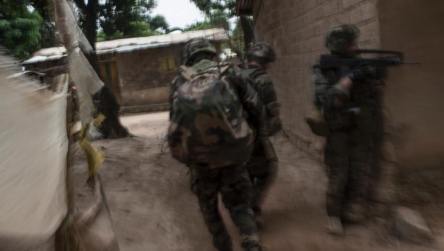 Des soldats français mènent une opération le 9 décembre 2013 pour désarmer les habitants de ce quartier proche de l'aéroport de Bangui