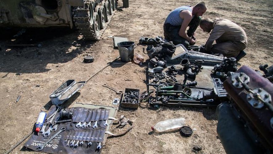 Des soldats ukrainiens réparent leur matériel dans un camp militaire de la région de Donetsk, le 29 août 2014