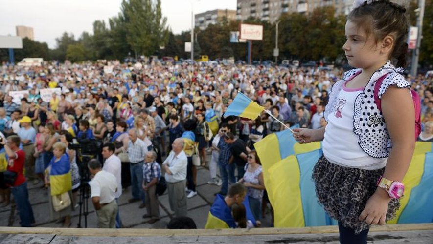 Manifestation à Marioupol dans la région de Donetsk le 28 aout 2014 demandant une Ukraine unie et le retrait des troupes russes