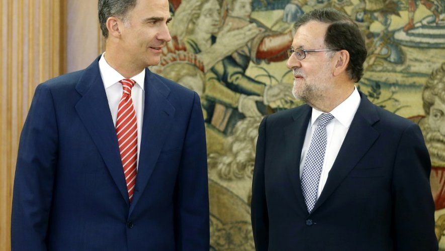 Le roi d'Espagne Felipe VI (g) et le Premier ministre espagnol Mariano Rajoy (d) dans le palllais de la Zarzuela à Madrid, le 28 juillet 2016