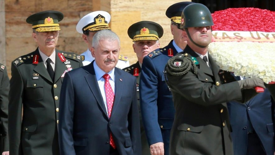 Le Premier ministre turc Binali Yildirim (c) et des membres de la haute hiérarchie militaire, lors d'une visite au mémorial Mustafa Kemal Ataturk à Ankara, le 28 juillet 2016