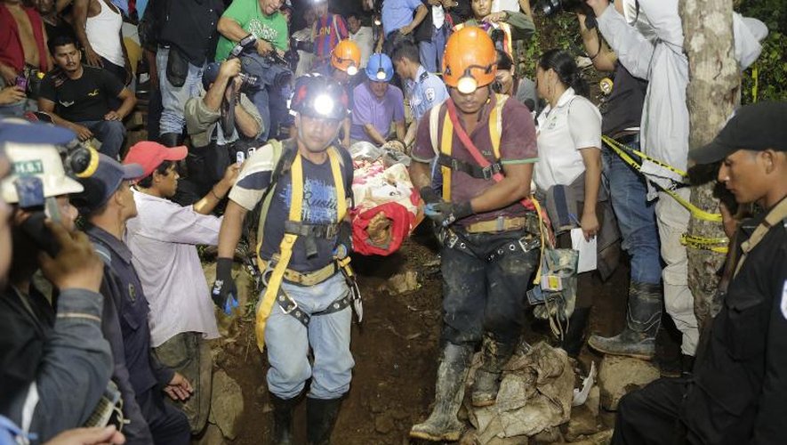 Un mineur est transporté à l'hôpital, le 29 août 2014 après être resté coincé dans une mine d'or dans la localité de El Comal (nord-est du Nicaragua) depuis jeudi