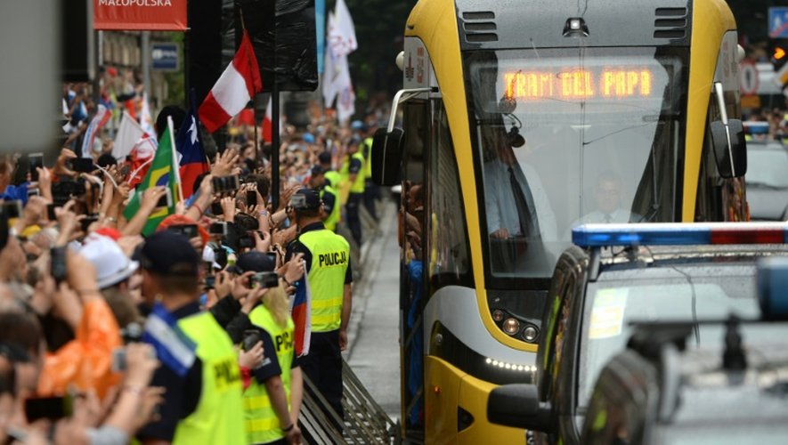 Le pape François voyage en tram dans Cracovie le 28 juillet 2016