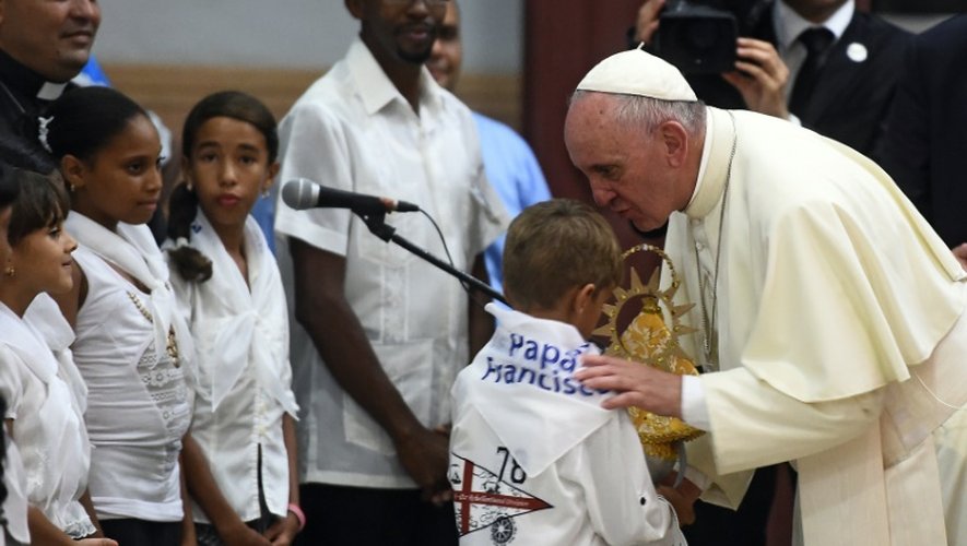 Le pape François entouré d'enfants le 21 septembre 2015 dans le sanctuaire de la Vierge de la charité "del Cobre" à Santiago de Cuba