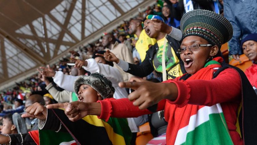 La foule danse et chante pendant la cérémonie d'adieu à Mandela le 10 décembre 2013  au stade Soccer City de Soweto
