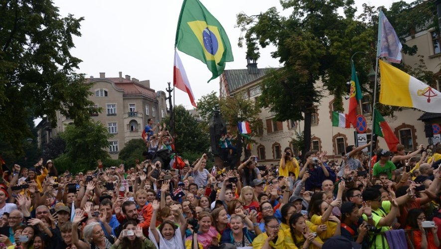 La foule attend le passage du pape pendant les JMJ à Cracovie le 28 juillet 2016