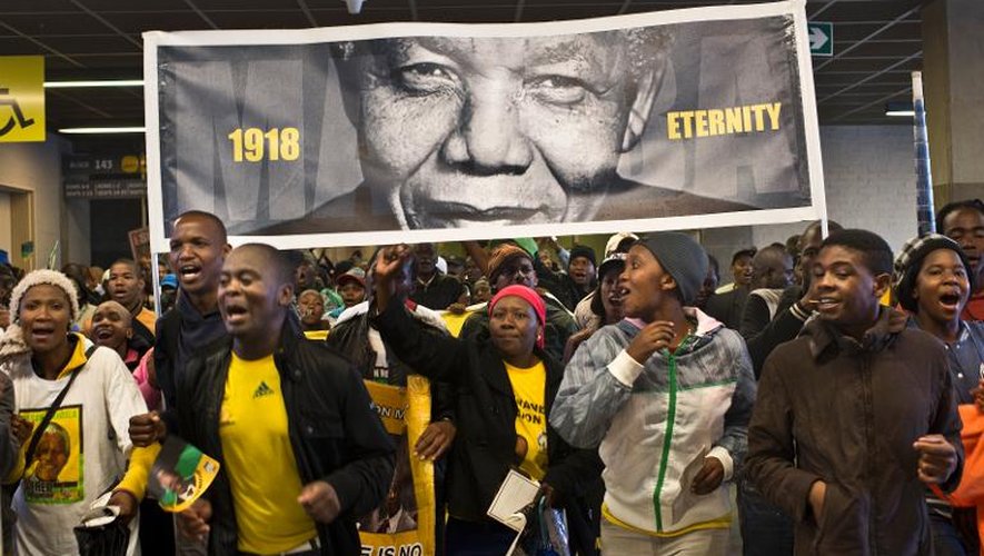 La foule arrive en dansant et en chantant le 10 décembre 2013  au stade Soccer City de Soweto pour la cérémonie d'adieu à Mandela