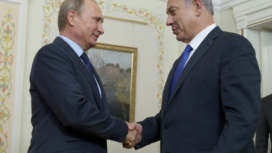 Le Président russe Vladimir Putine (g) et le Premier ministre israélien Benjamin Netanyahu à la résidence  Novo-Ogaryovo aux alentours de Moscou le 21 septembre 2015