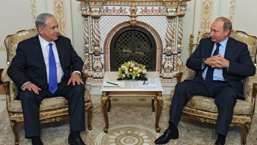 Le Président russe Vladimir Putine (g) et le Premier ministre israélien Benjamin Netanyahu à la résidence  Novo-Ogaryovo aux alentours de Moscou le 21 septembre 2015