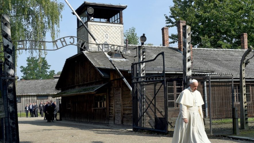 Le pape François passe sous la célèbre inscription "Arbeit macht frei" ("le travail rend libre", ndlr) de la porte principale du camp d'extermination d'Auschwitz-Birkenau, le 29 juillet 2016