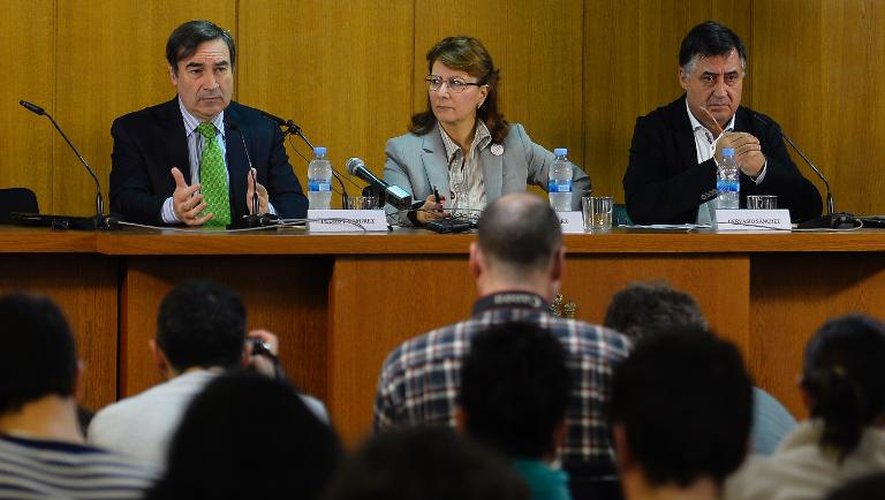 Le directeur du quotidien espagnol El Mundo, Pedro Ramirez (g), la présidente de la Fédération des journalistes espagnols Elsa Gonzalez (c) et le porte-parole des familles des journalistes enlevés Gervasio Sanchez (d), le 10 décembre 2013