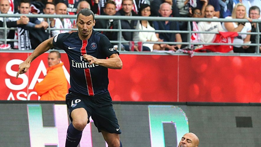 L'attaquant du PSG Zlatan Ibrahimovic taclé par le Rémois Jaba Kankava, le 19 septembre 2015 au stade Auguste Delaune