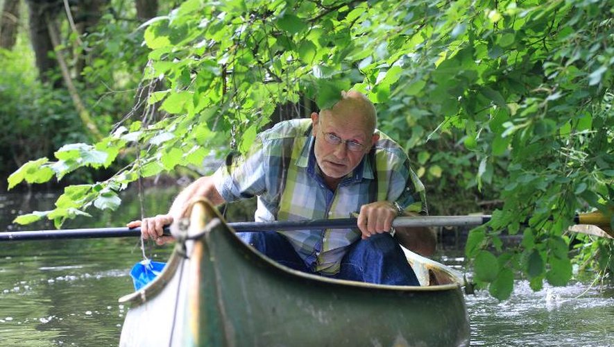 Rüdiger Nehberg, connu sous le nom de "Sir Vival", pagaie dans son canot près de Hambourg, le 26 juin 2014