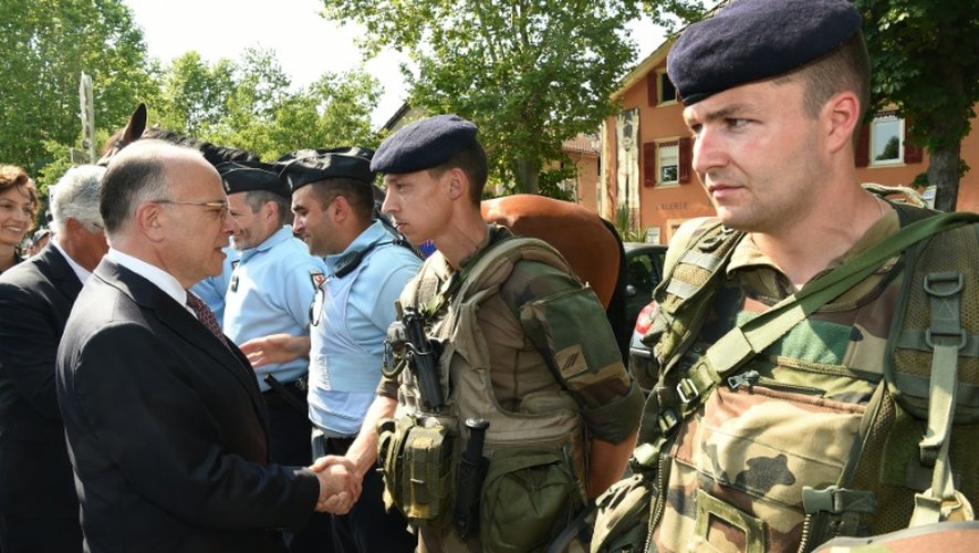 Le ministre de l'Intérieur Bernard Cazeneuve salue, le 29 juillet 2016, les hommes de l'opération "Sentinelle" qui veillent sur Marciac et son Jazz