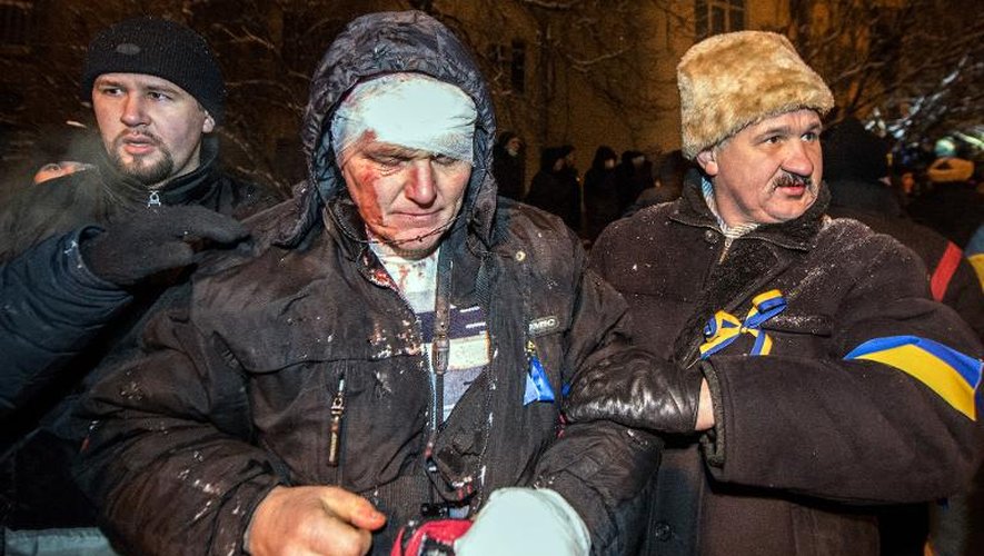 Un homme blessé lors des incidents survenus entre manifestants et forces de l'ordre le 10 décembre 2013 à Kiev