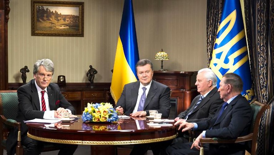 Photo fournie par le service de presse de la présidence ukrainienne montrant le président Viktor Ianoukovitch à côté de ses prédécesseurs Viktor Iouchtchenko (g), Léonid Kravtchouk (3eg) et Léonid Koutchma (d), le 10 décembre